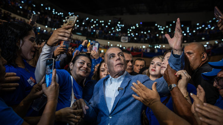El candidato opositor a las elecciones presidenciales de Venezuela Manuel Rosales llega a un evento este miércoles, en Maracaibo (Venezuela). EFE/ Henry Chirinos