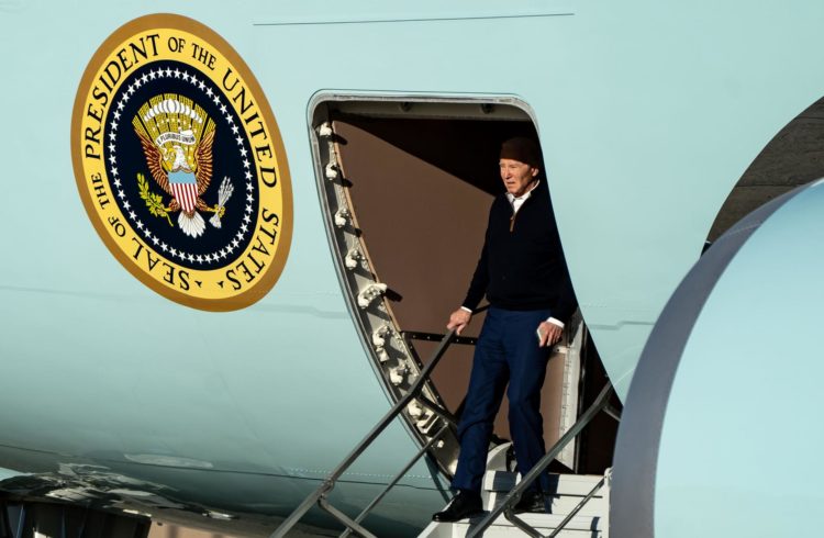 El presidente de Estados Unidos y candidato a la reelección, Joe Biden, fue registrado este lunes, 11 de marzo, al descender del avión presidencial Air Force One, en Manchester (New Hampshire, EE.UU.). EFE/Leigh Vogel/POOL