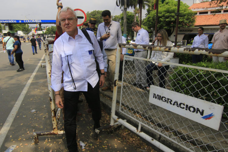 El director del Servicio de Instrumentos de Política Exterior (FPI, sigla en inglés) de la Unión Europea, Peter Wagner (i), recorre las instalaciones de Migración Colombia, en Cúcuta (Colombia). EFE/ Mario Caicedo