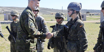 El rey de España, testigo de las maniobras de combate de la princesa Leonor en Zaragoza