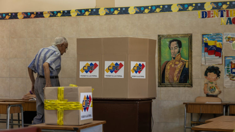 Un hombre asiste a un centro de votación, en Caracas (Venezuela), en una fotografía de archivo. EFE/ Henry Chirinos