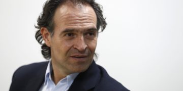 El alcalde de Medellín denuncia 501 casos de presunta corrupción de su antecesor