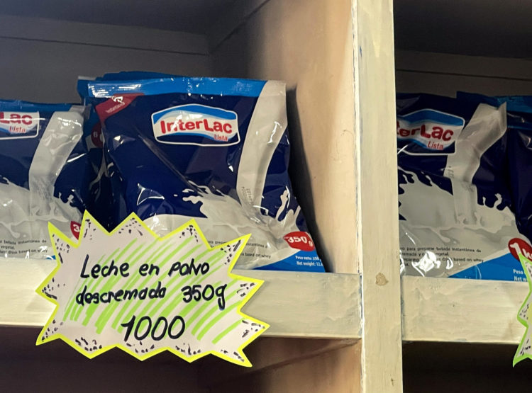Fotografía de archivo que muestra paquetes de leche en polvo para la venta en una mipyme privada en La Habana (Cuba). EFE/ Yander Zamora