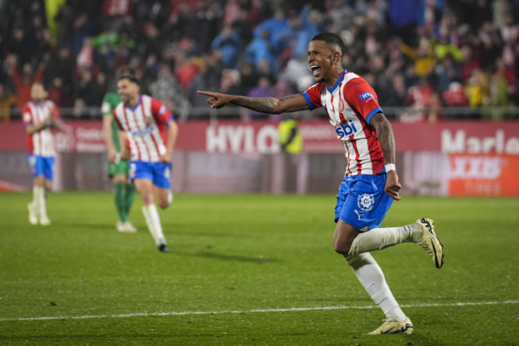 El delantero brasileño del Girona Sávio Moreira celebra tras anotar un gol durante un partido de la jornada 28 de LaLiga que Girona FC y Atlético Osasuna disputaronen el estadio de Montilivi, en Girona. EFE/ David Borrat