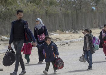 Cientos de camiones esperan entrar en Gaza mientras los niños piden comida, relata UNICEF
