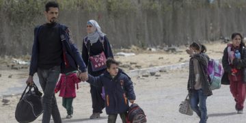 Cientos de camiones esperan entrar en Gaza mientras los niños piden comida, relata UNICEF