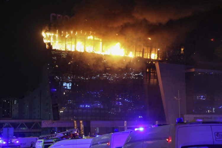 El techo del  salón de  conciertos Crocus City Hall arde tras un ataque terrorista que se cobró la vida de 40 personas cerca de Moscú (Rusia).EFE/EPA/VASILY PRUDNIKOV