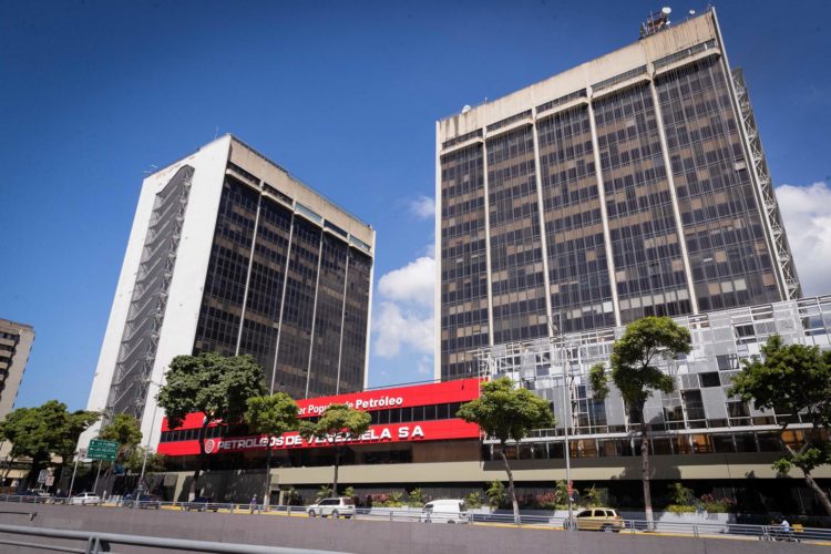 Fotografía de archivo de la sede de Petróleos de Venezuela S.A. (PDVSA), en Caracas (Venezuela). EFE/ Rayner Peña R.