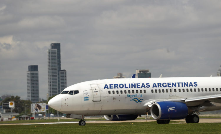 Fotografía de archivo fechada el  9 de octubre de 2017 de un avión de Aerolíneas Argentinas en el Aeroparque Internacional Jorge Newbery, en Buenos Aires (Argentina). EFE/David Fernández