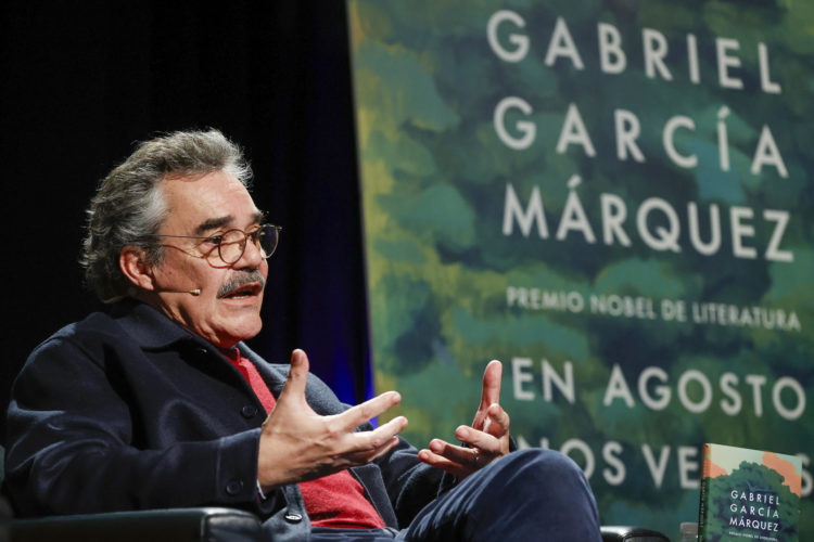 Los hijos de Gabriel García Márquez, Gonzalo García Barcha (en la imagen) y Rodrigo García Barcha, presentan la novela inédita de su padre, 'En agosto nos vemos'; en el marco del X aniversario de la muerte del escritor colombiano, este martes en Madrid. EFE/J P Gandul