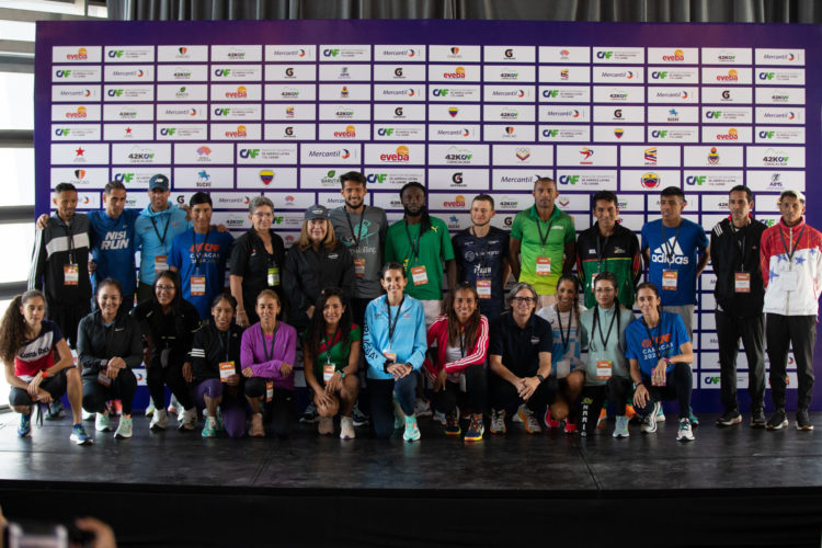 Los atletas de élite de 12 países que participarán en el Maratón CAF 2024 posan este sábado, en Caracas (Venezuela). EFE/ Rayner Peña R.