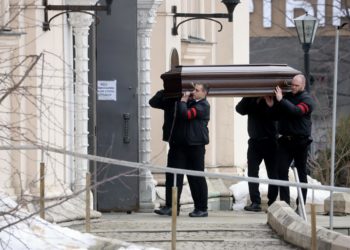 Decenas de miles de rusos se despiden de Navalni en claro desafío a Putin