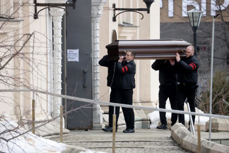 El féretro con los restos mortales del líder opositor ruso Alexéi Navalni es portado a hombros hasta una iglesia moscovita". EFE/Sergei Ilnitsky