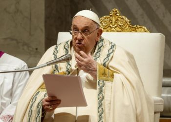 El papa presidió la Vigilia y recordó a los pueblos destruidos por el mal y la injusticia