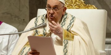 El papa presidió la Vigilia y recordó a los pueblos destruidos por el mal y la injusticia