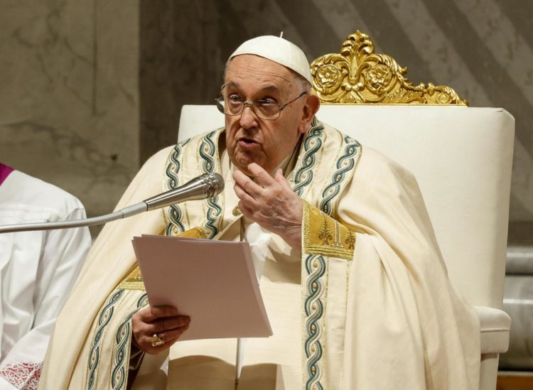 El papa Francisco presidió este sábado, 30 marzo de 2024, la misa de la Vigilia Pascual en la basílica de San Pedro del Vaticano. EFE/EPA/Giuseppe Lami