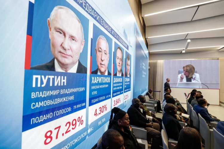 Observadores internacionales durante las elecciones en Moscú. EFE/EPA/MAXIM SHIPENKOV
