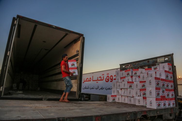 Foto archivo, camiones ayuda humanitaria. EFE/EPA/MOHAMMED SABER