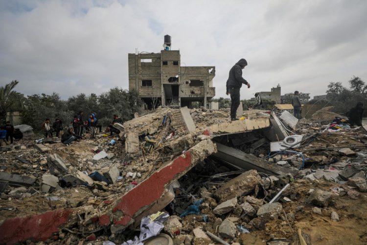 Palestinos buscan personas desaparecidas bajo los escombros tras un ataque aéreo israelí, en el campo de refugiados de Al Nusairat, en el sur de la Franja de Gaza, el 19 de marzo de 2024. EFE/EPA/MOHAMMED SABER