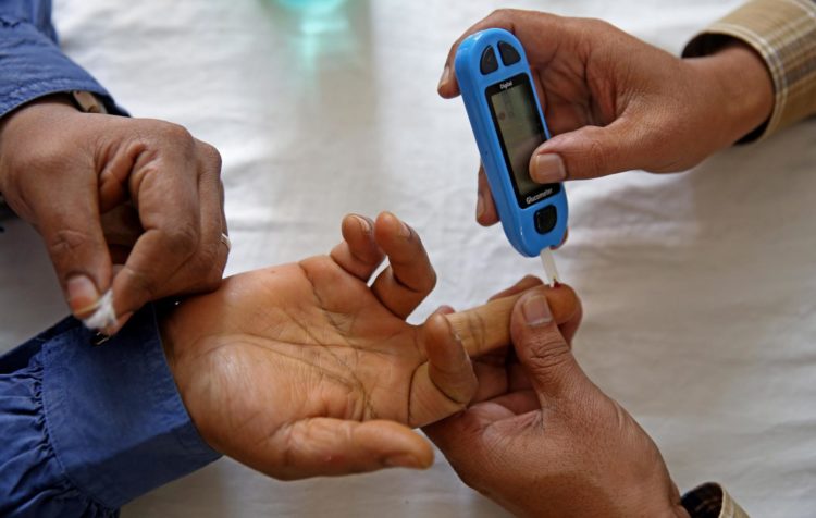 Imagen de archivo de una persona haciéndose un test de diabetes. EFE/EPA/JAGADEESH NV