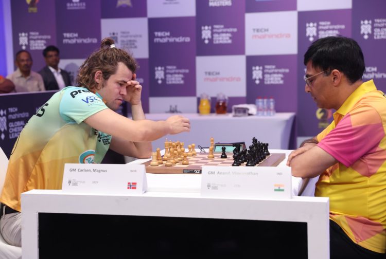 El indio Viswanathan Anand (D), durante un partida contra el noruego Magnus Carlsen, el 23 de junio pasado, en Dubai. EFE/EPA/ALI HAIDER