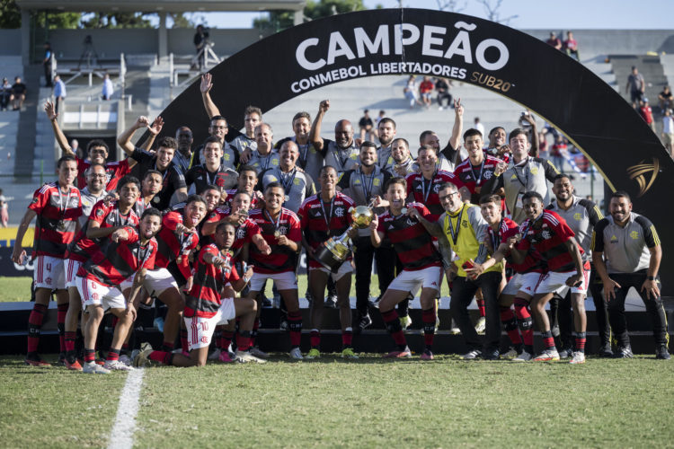 Jugadores de Flamengo posan con el trofeo al ganar la Copa Libertadores Sub-20 frente a Boca Juniors en el estadio Domingo Burgueño Miguel en Maldonado (Uruguay). EFE/ Enzo Santos Barreiro