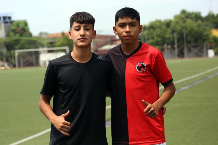 Arles Villamizar y Santiago Uribe son dos jovenes futbolistas tachirenses que ingresaron al equipo Sub-15 del Cúcuta Deportivo.  Fotos: Cortesía