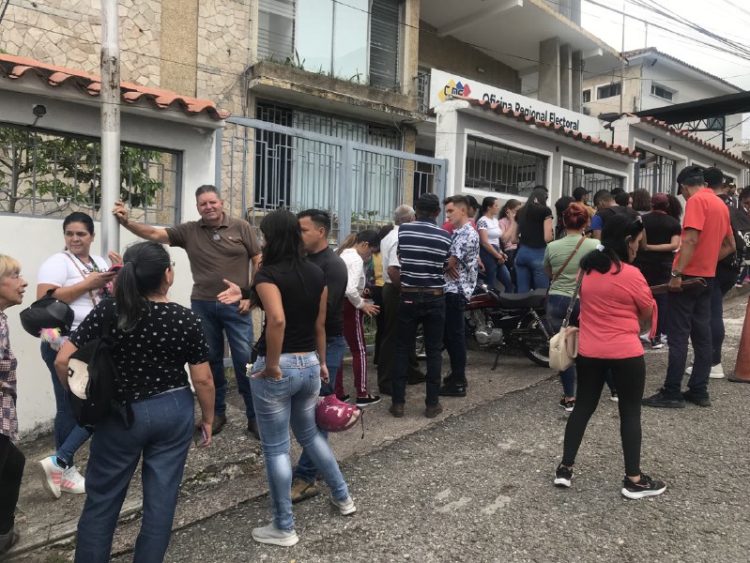 De ocho horas de trabajo para inscribir en el Registro Electoral, la Oficina Regional Electoral en San Cristóbal tiene cuatro horas de electricidad. Fotos: Carlos Eduardo Ramírez