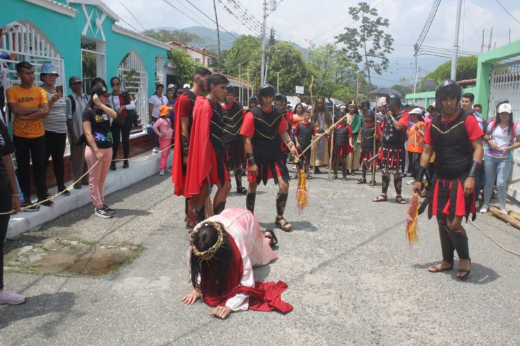 En San Genaro: Viacrucis hacia la Montaña | Por: Luis Huz Ojeda