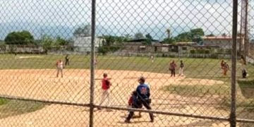 Sóftbol caliente en el estadio “Enrique Pineda” de la Cejita