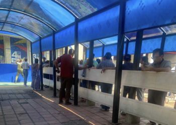 Frontera/ Cobro por sellar: “Si me das  100 mil pesos pasas directo a taquilla”