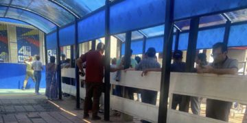 Frontera/ Cobro por sellar: “Si me das  100 mil pesos pasas directo a taquilla”