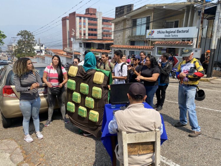 Con una protesta simbólica jóvenes de Un Nuevo Tiempo y de la organización Jóvenes por la Democracia, exigen al CNE agilizar el proceso de inscripción en el Registro Electoral en Táchira. Foto: Carlos Eduardo Ramírez