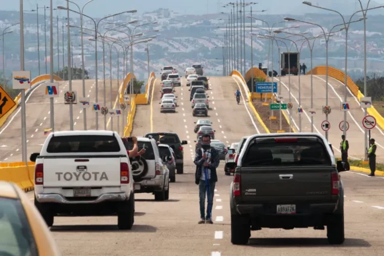 Vehículos recorren hoy el puente binacional Atanasio Girardot, que une a las poblaciones de Cúcuta (Colombia) y Tienditas (Venezuela) / Foto EFE
