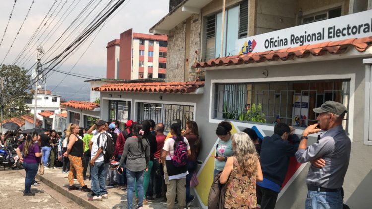 Ciudadanos en cola para inscribirse en el Registro Electoral y actualizar datos aseguran que el proceso es lento. Fotos: Carlos Eduardo Ramírez