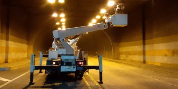 Realizan manteniendo de luminarias en los túneles de Mérida