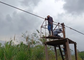 Habitantes de Camirí en Táchira arriesgan la vida al cruzar el río Torbes con una tirolina