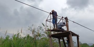 Habitantes de Camirí en Táchira arriesgan la vida al cruzar el río Torbes con una tirolina