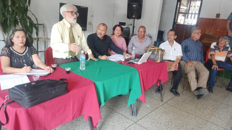 El doctor Tulio Villegas preside la Plancha Humanitaria de los Abogados Trujillanos. A su lado la directiva.