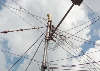 Ante la indiferencia de Corpoelec: Crece deterioro en cruceta de poste de Granados