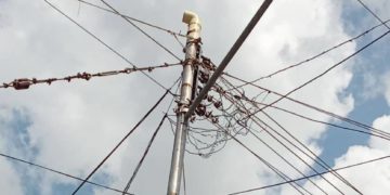 Ante la indiferencia de Corpoelec: Crece deterioro en cruceta de poste de Granados