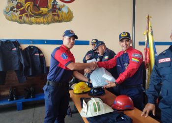 Bomberos Boconó reciben dotación de uniformes