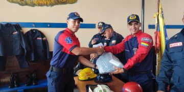 Bomberos Boconó reciben dotación de uniformes