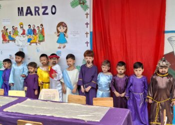 Niños de la U.E Dr. Leonardo Ruíz Pineda escenifican el lavatorio de los pies y última cena de Jesús