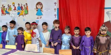 Niños de la U.E Dr. Leonardo Ruíz Pineda escenifican el lavatorio de los pies y última cena de Jesús