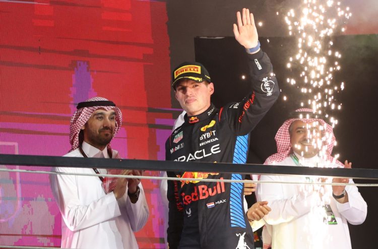 El piloto neerñandés de Red Bull Racing Max Verstappen celebra su victoria en Yeda. EFE/EPA/ALI HAIDER