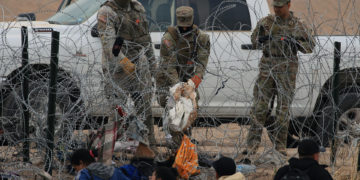 El Tribunal Supremo de EE.UU. extiende bloqueo de polémica ley de Texas sobre migración