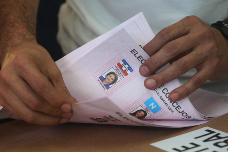 Un miembro de junta receptora de votos cuenta papaletas sobrantes al final de la jornada electoral, el 3 de marzo de 2024, en Antiguo Cuscatlán (El Salvador). EFE/Javier Aparicio