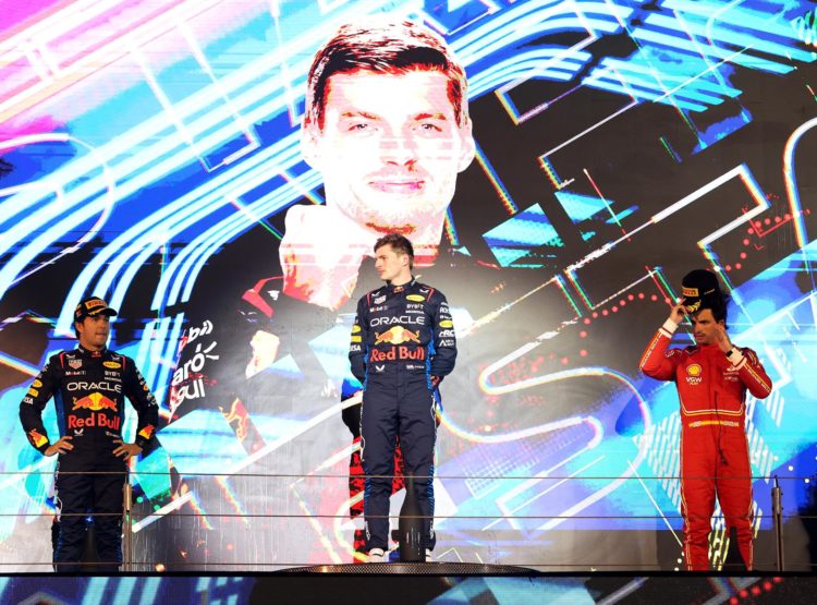 El neerlandés Max Verstappen (Red Bull) (C), el mexicano Sergio Pérez (L)y el español Carlos Sainz Jr. en Sakhir, Baréin. EFE/EPA/ALI HAIDER