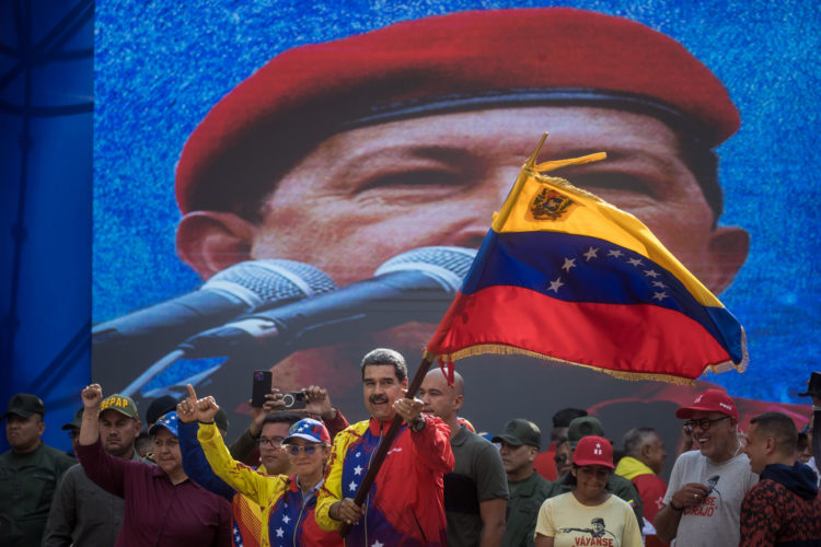 Imagen de archivo del presidente de Venezuela, Nicolás Maduro, junto a varios chavistas. EFE/Miguel Gutiérrez